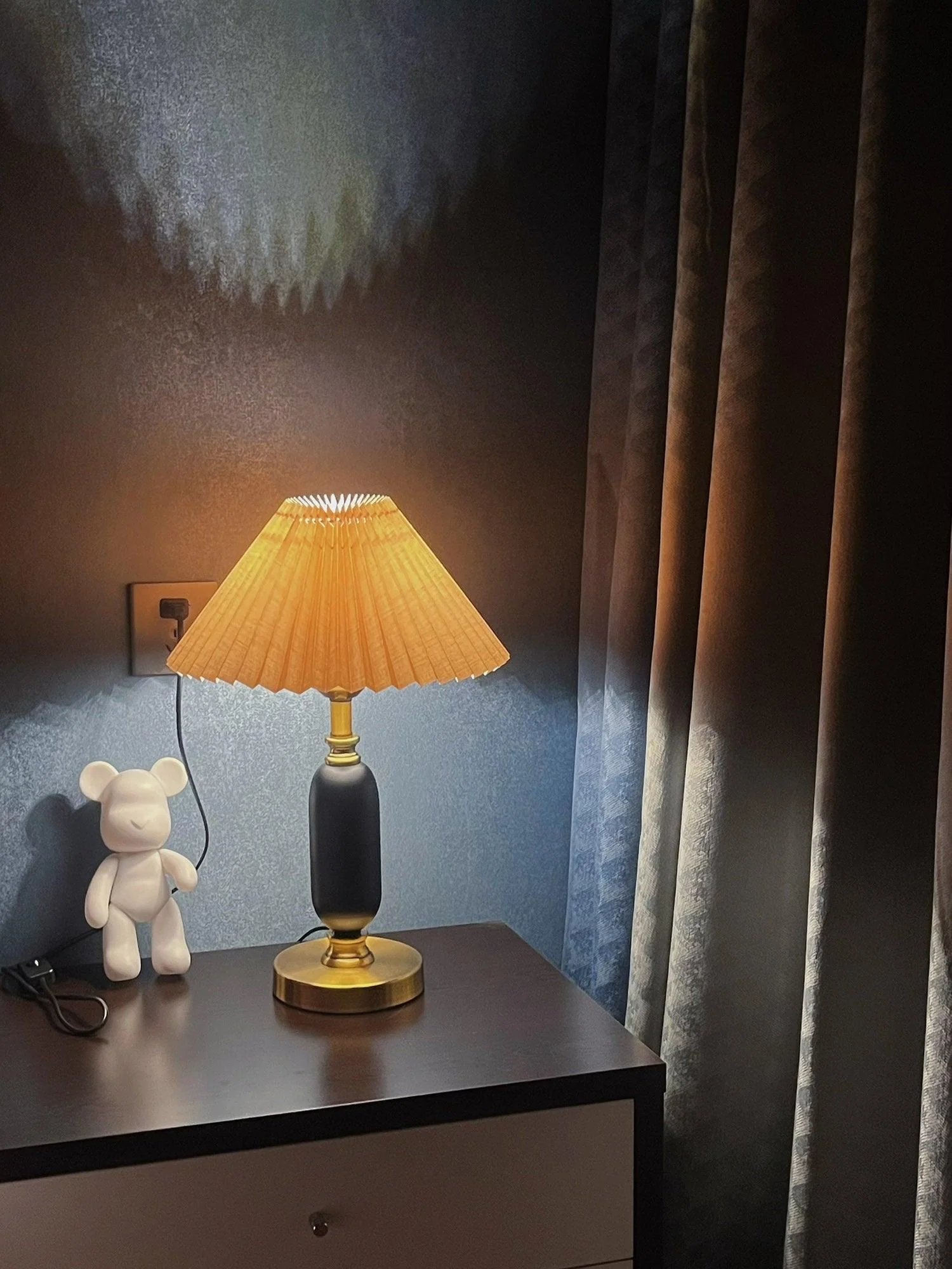 Classic Antique Table Lamp - Image 19