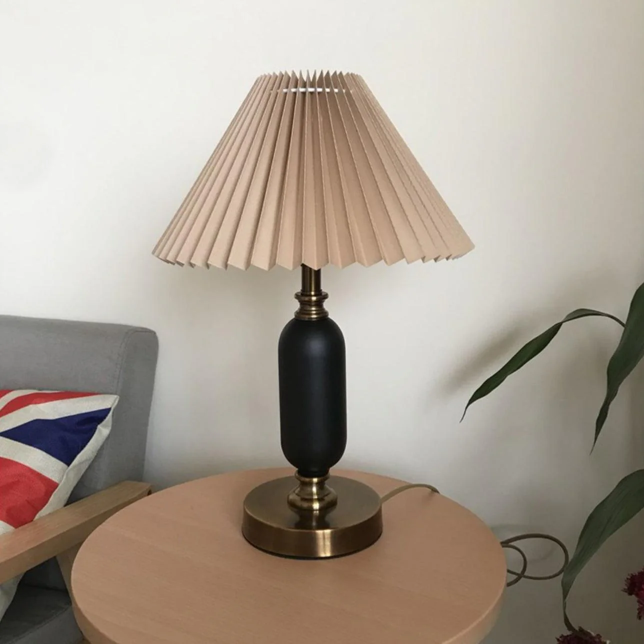 Classic Antique Table Lamp - Image 4