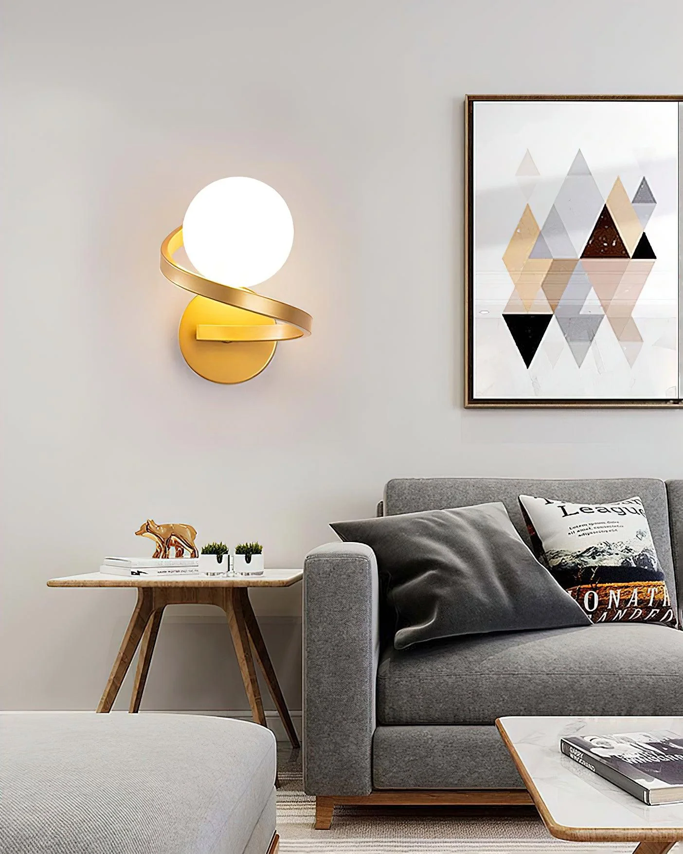 Curved Brass Wall Lamp - Image 4