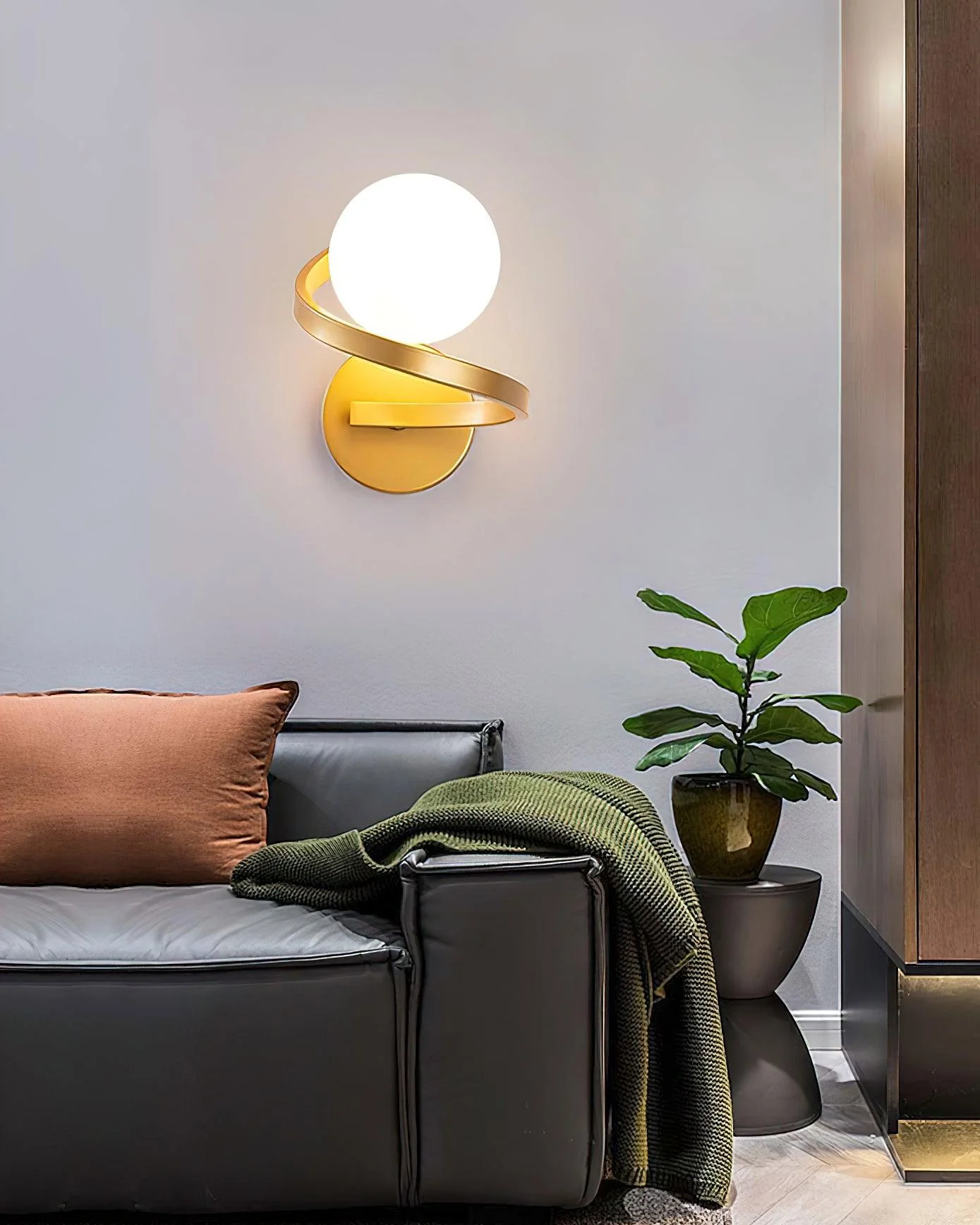 Curved Brass Wall Lamp - Image 5