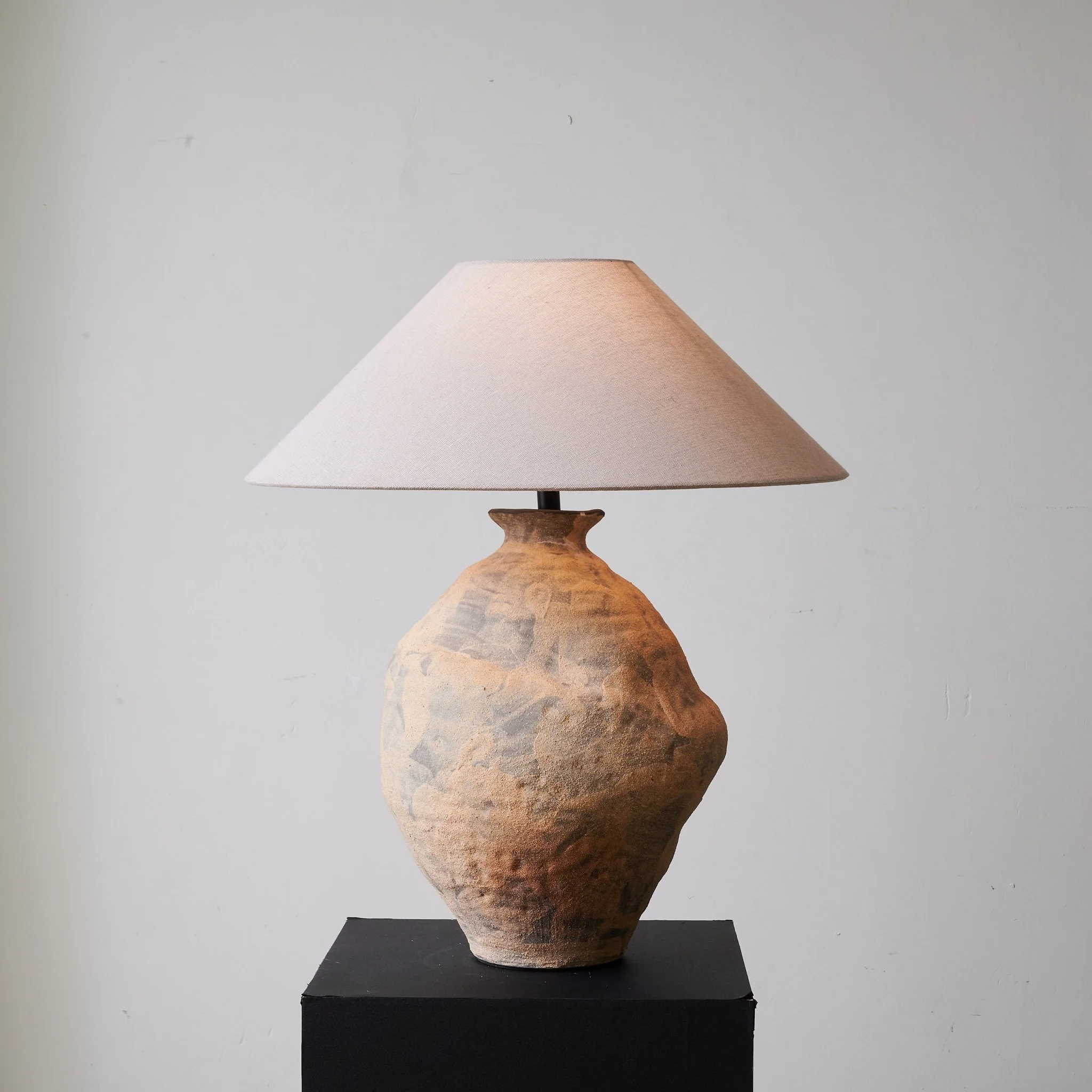 Duna Sculpted Clay Table Lamp - Image 10