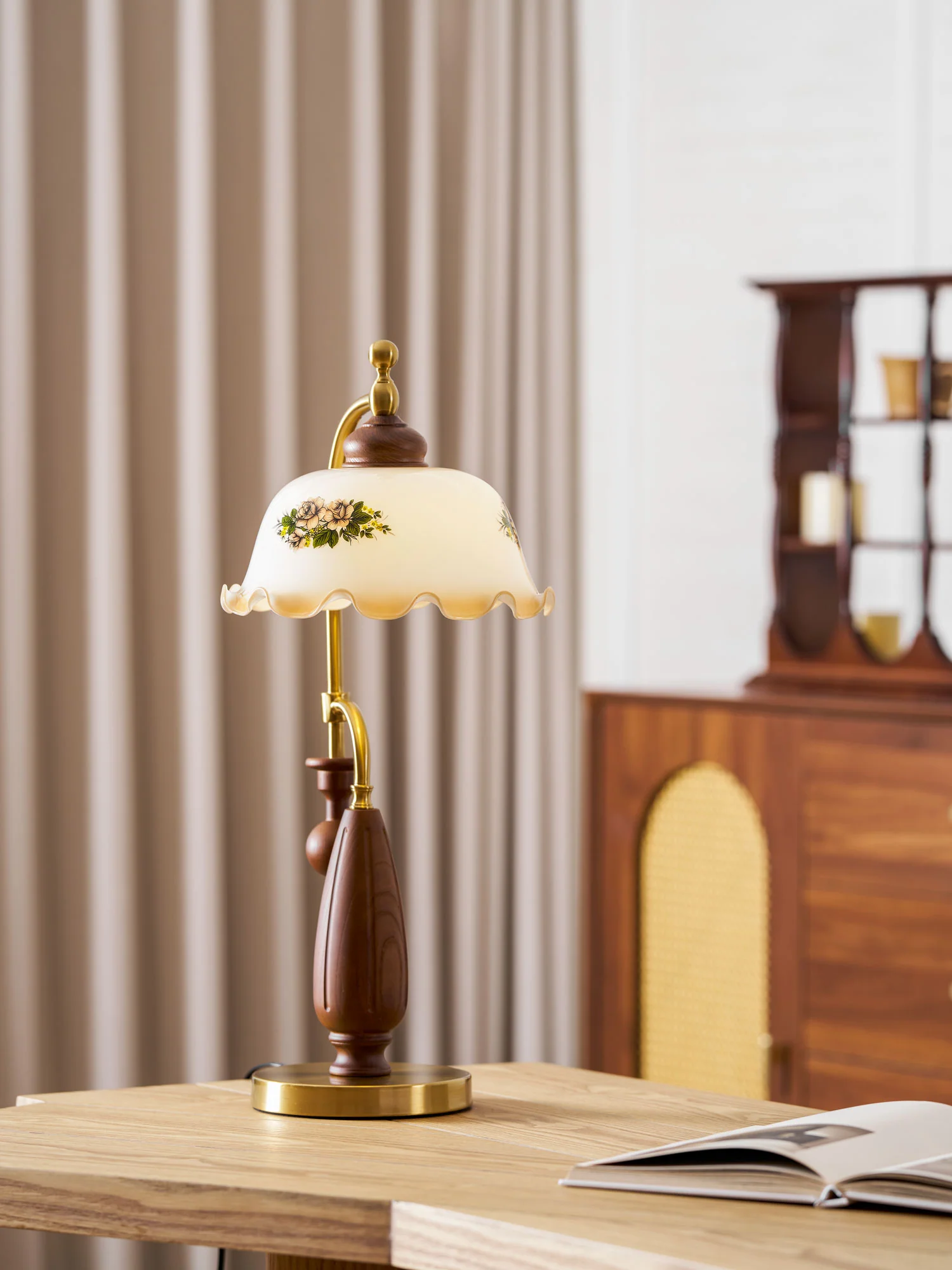 Heritage Bloom Table Lamp - Image 11