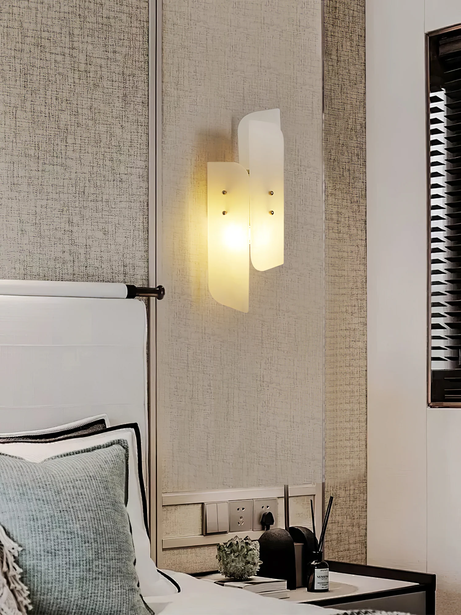 Megalith Alabaster Wall Light - Image 2