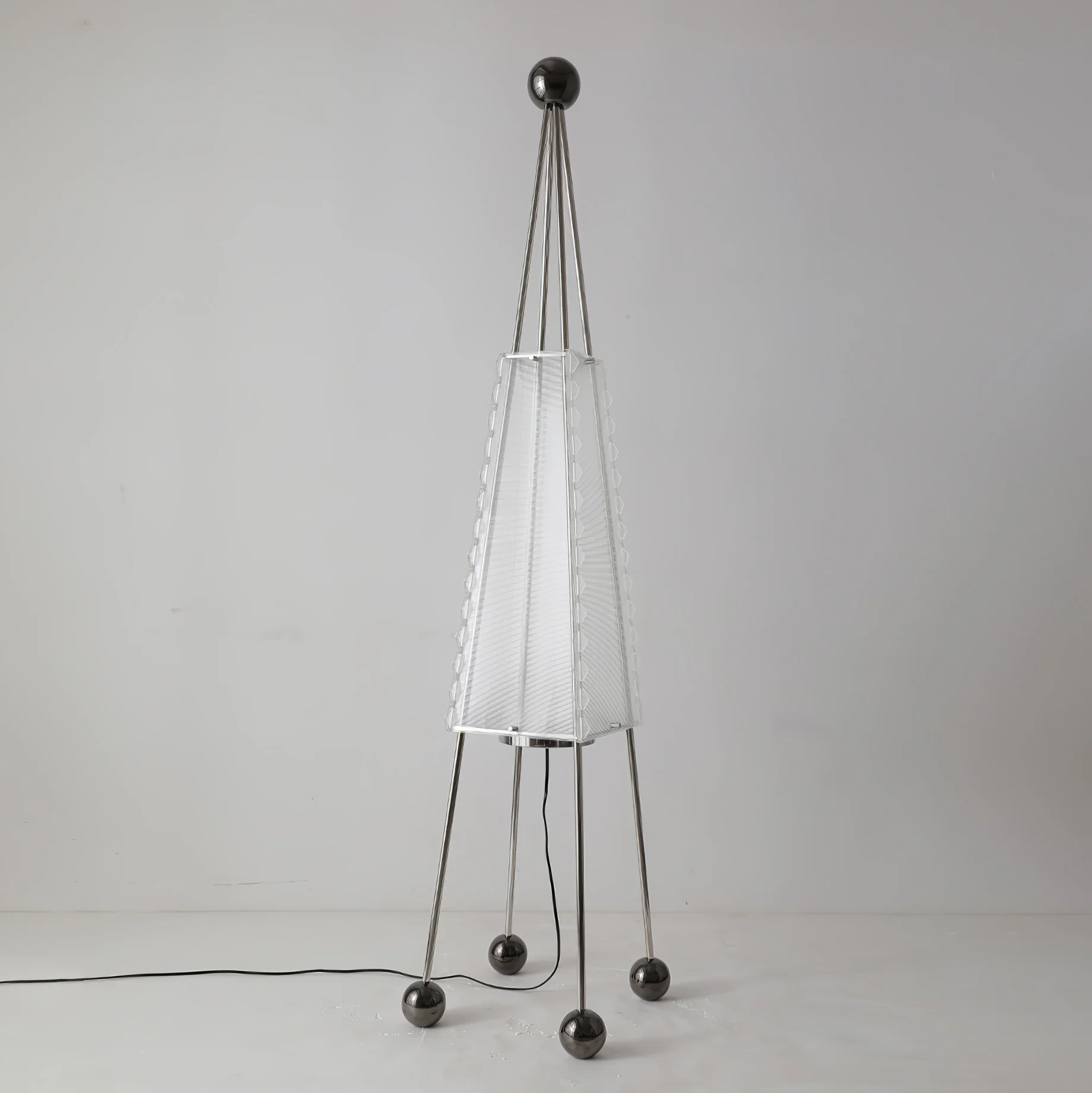 Obelisk Mesh Floor Lamp - Image 3