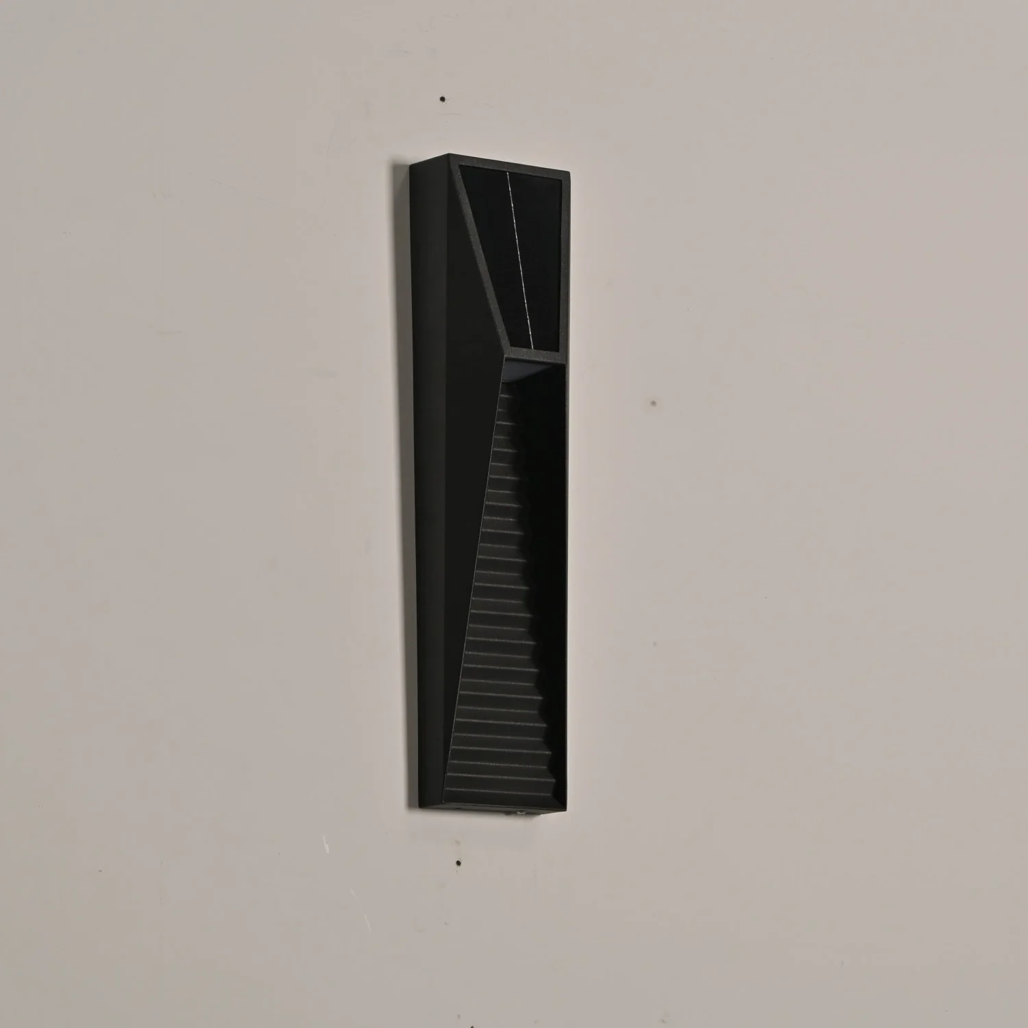 Obsidian Path Solar Outdoor Wall Light - Image 17