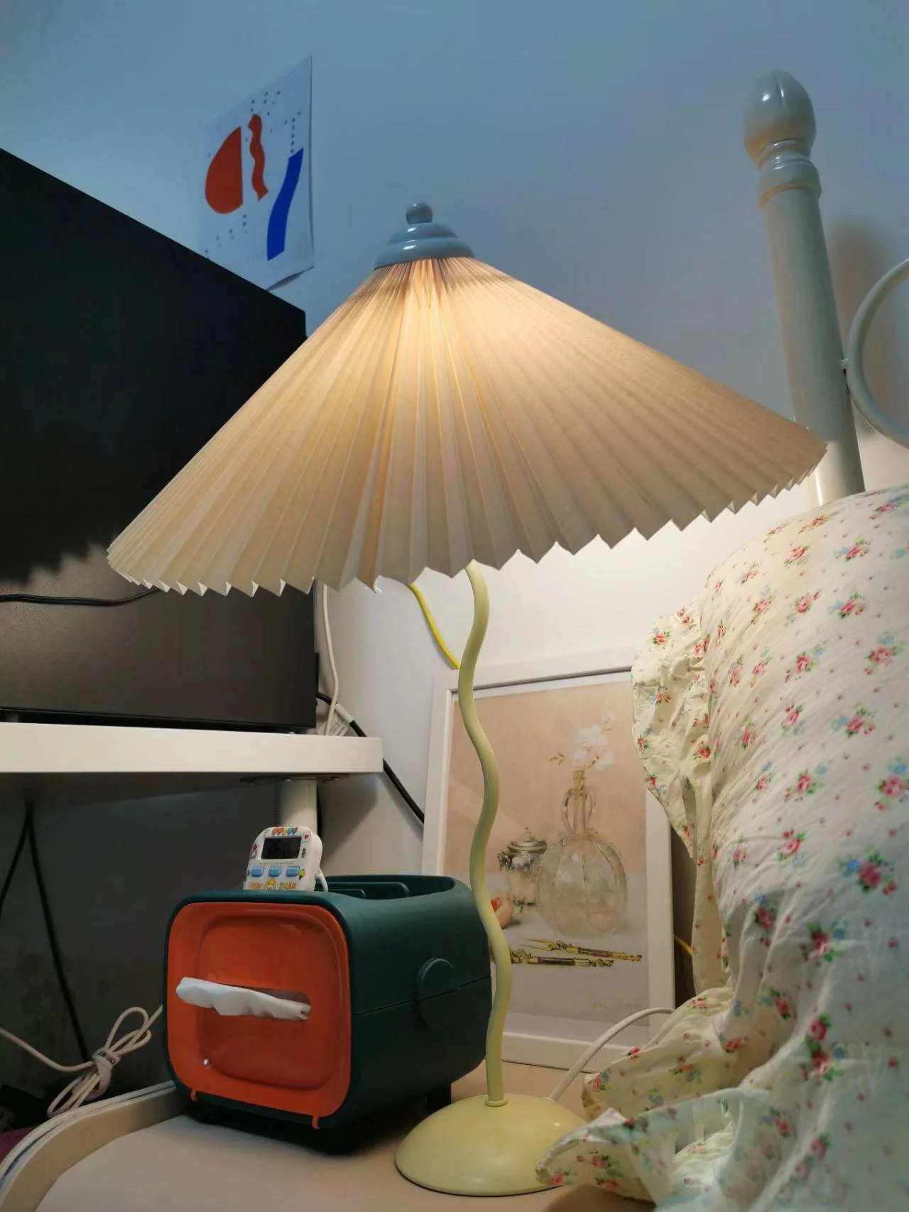 Pleated Hat Table Lamp - Image 38
