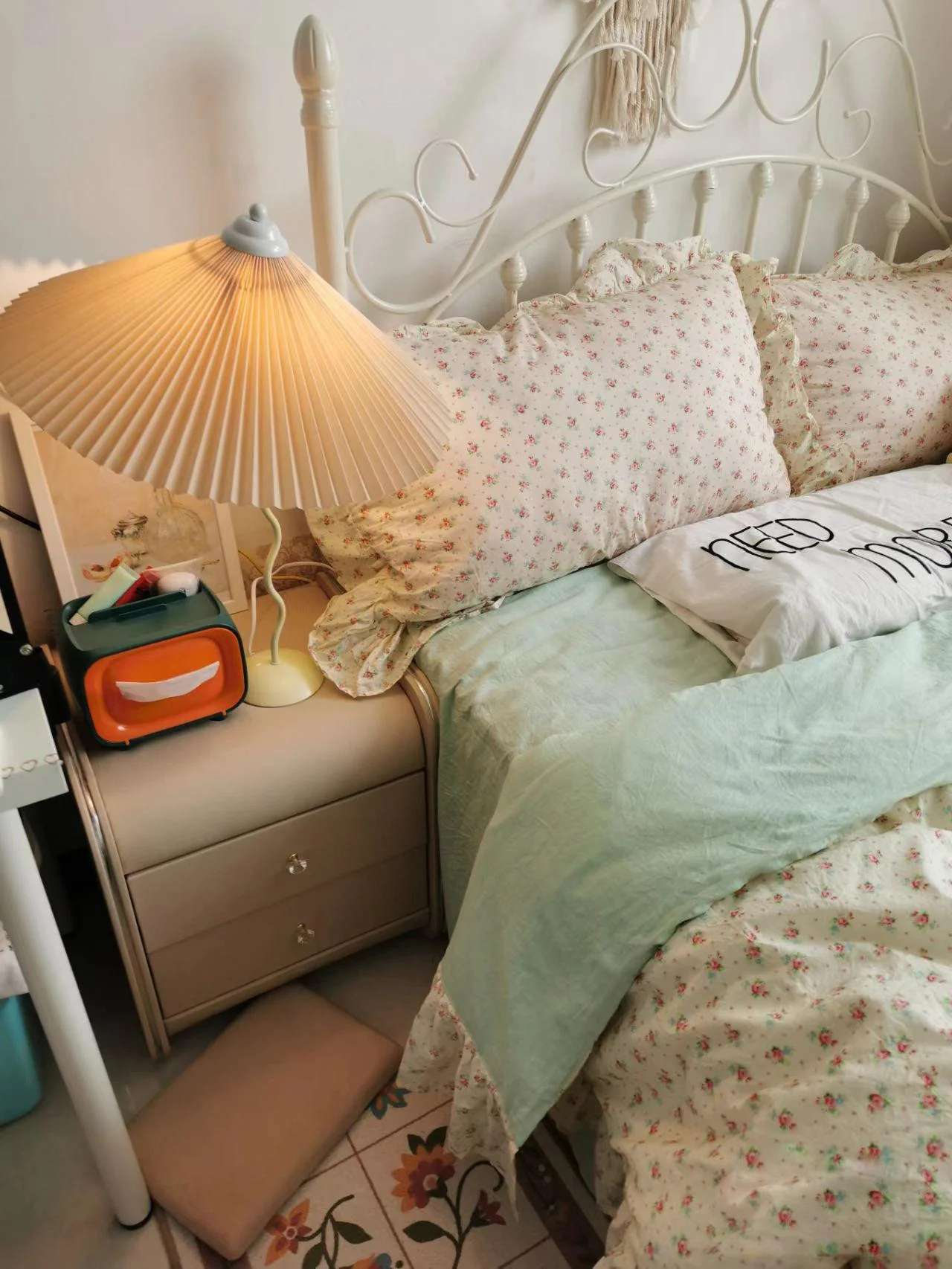 Pleated Hat Table Lamp - Image 39