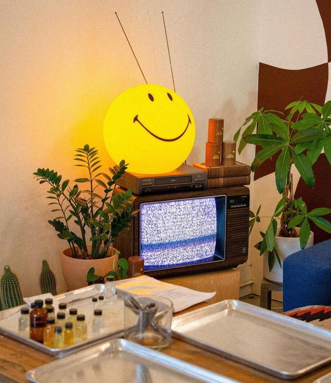 Smiling Rechargeable Table Lamp - Image 19