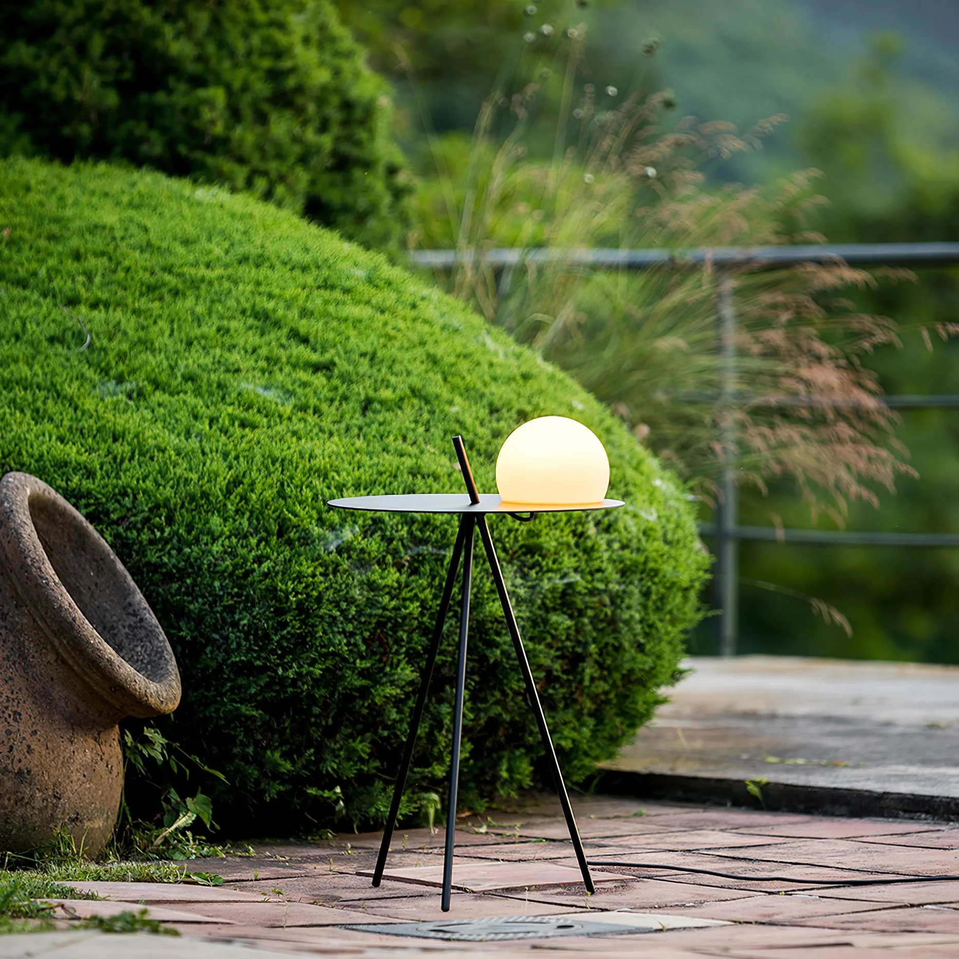 Soluna Tripod Outdoor Lamp - Image 9