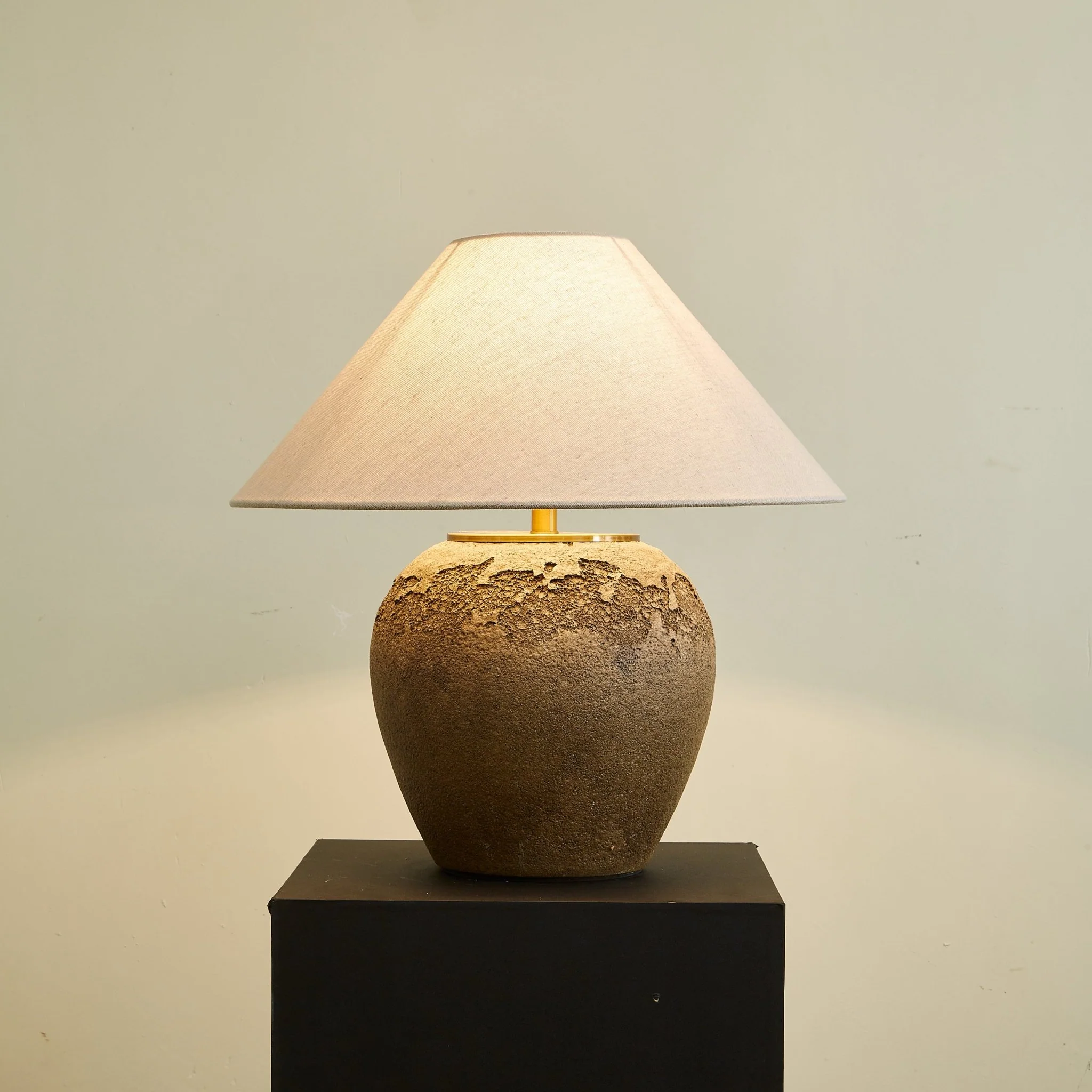 Stoneveil Table Lamp - Image 14