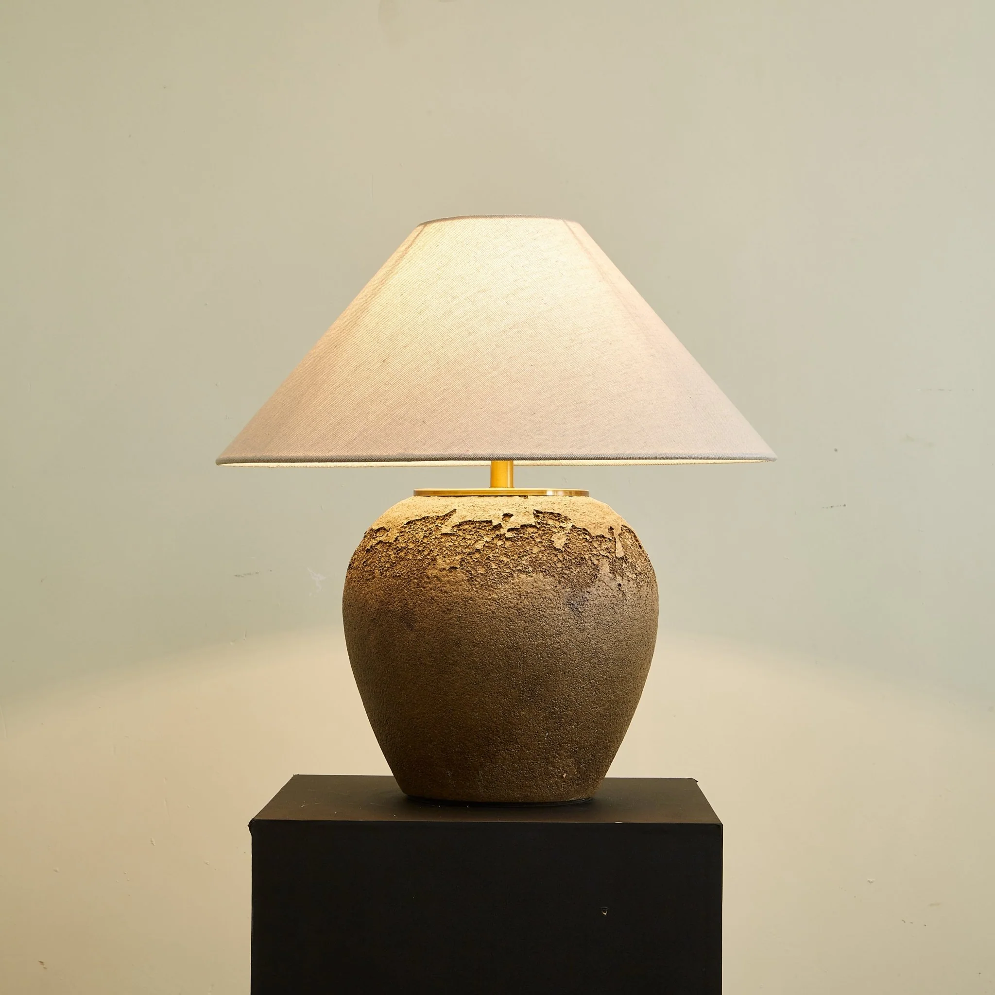 Stoneveil Table Lamp - Image 4