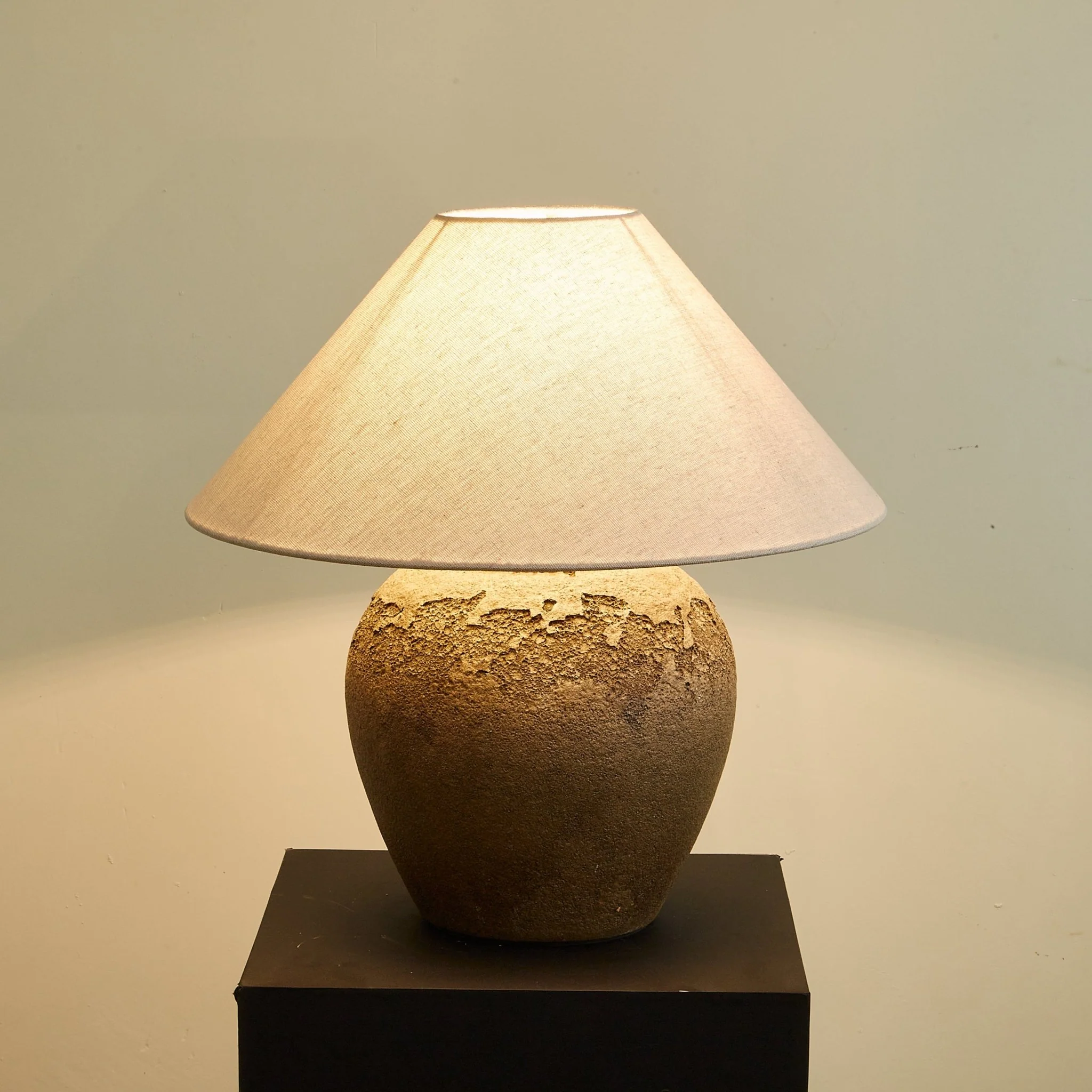 Stoneveil Table Lamp - Image 9