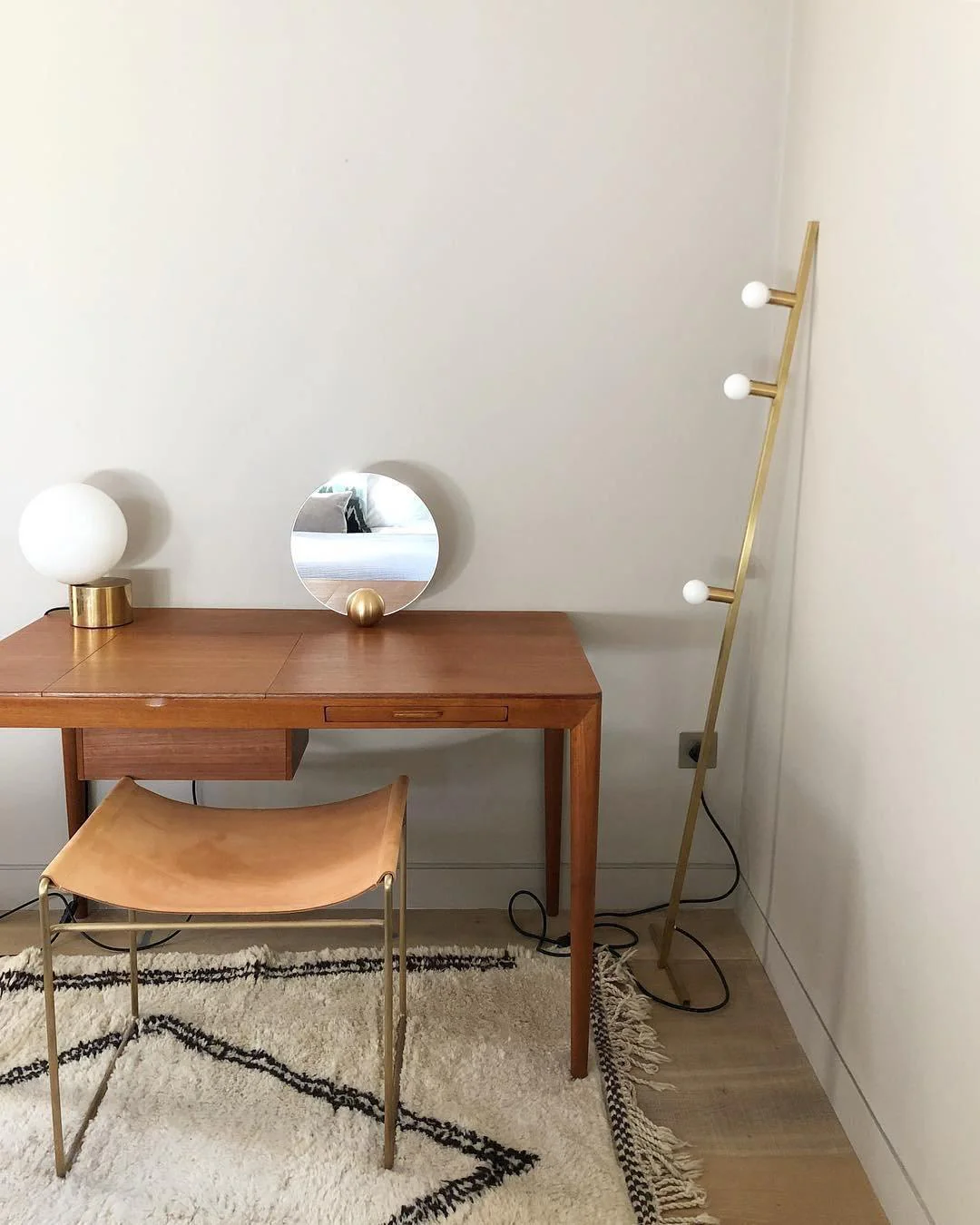 Tip of The Tongue Table Lamp - Image 14