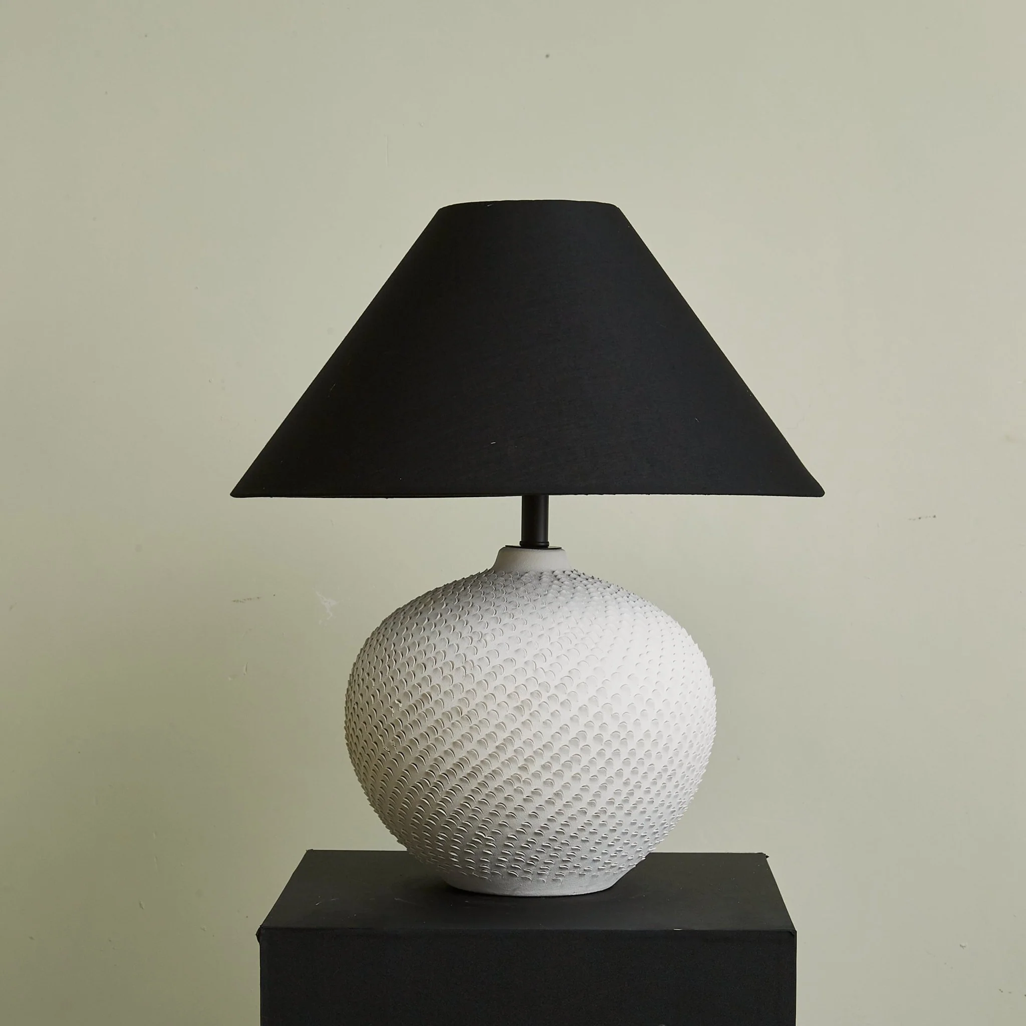 Velvra Table Lamp - Image 3