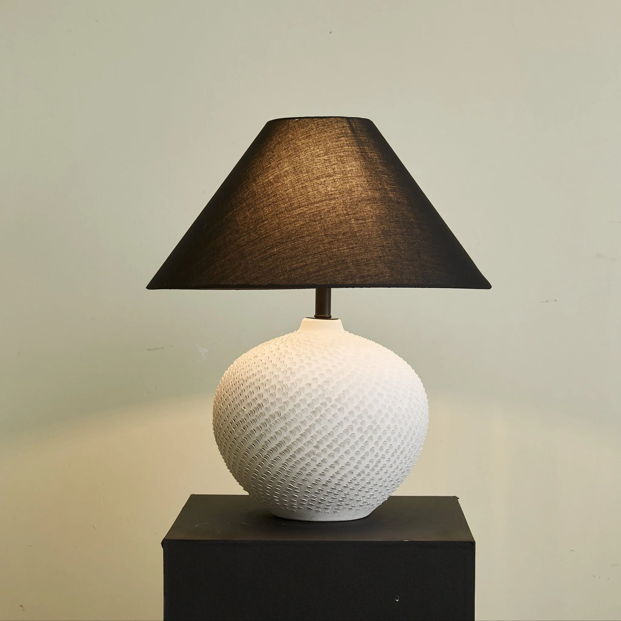 Velvra Table Lamp - Image 4